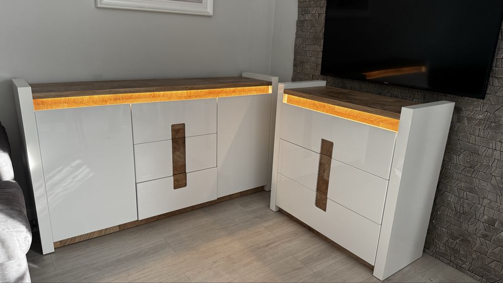 Nowoczesne komody + szafa – biały połysk z drewnianymi akcentami