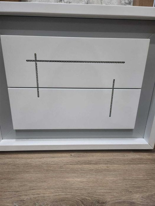 Conjunto de cabeceira, comoda e mesinha de cabeceira.