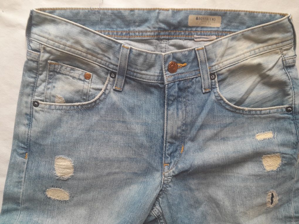 H&M Новые фирменные стильные летние гооубые джинсы с потертостями