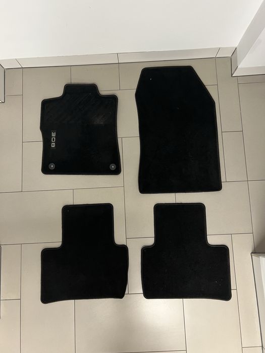 Dywaniki welurowe do Peugeot 308 - oryginalne używane jeden sezon