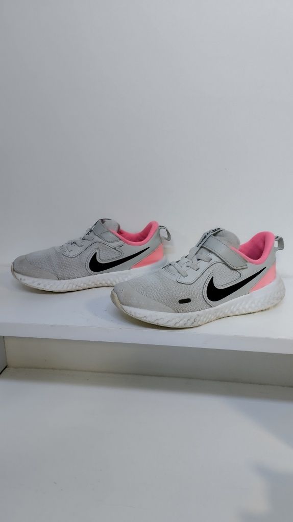 Кроссовки Nike revolution