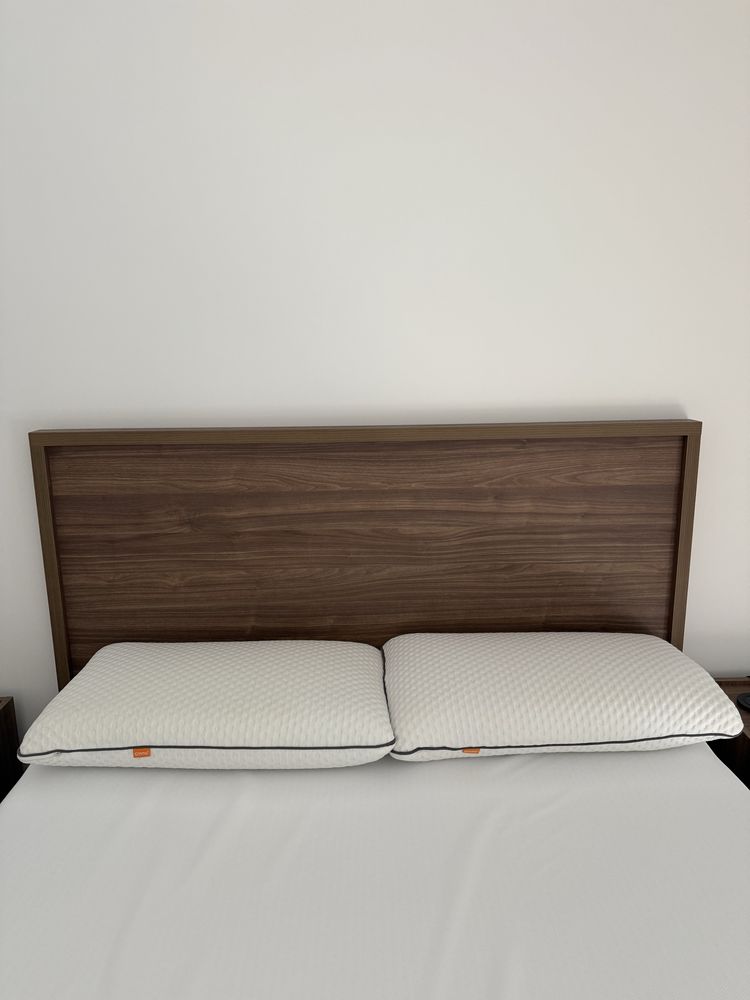 Cama de casal com arrumação