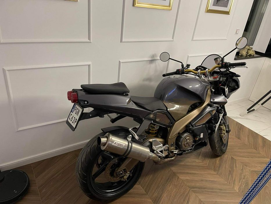 Aprilia RSV Tuono 1000 w opisie film