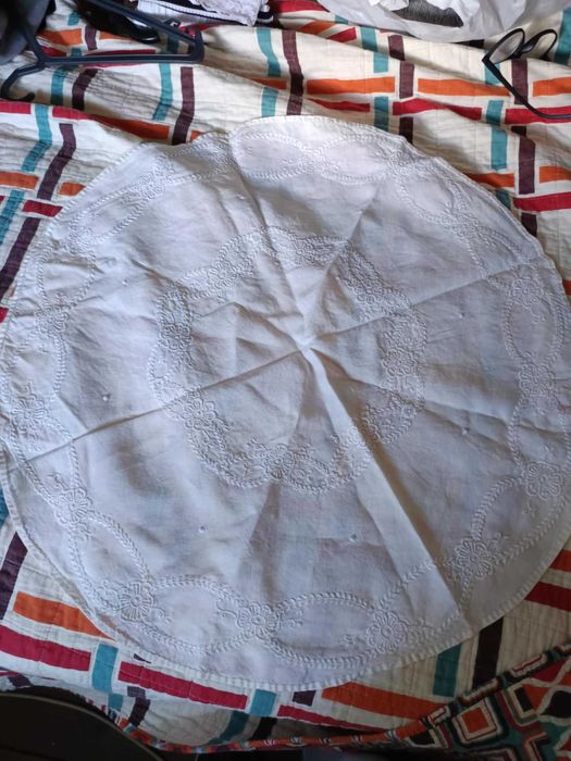 Toalha redonda com 66cm (linho bordado a mão)
