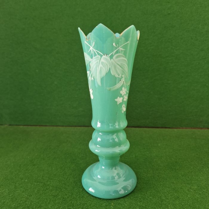 Jarra em vidro opalino verde