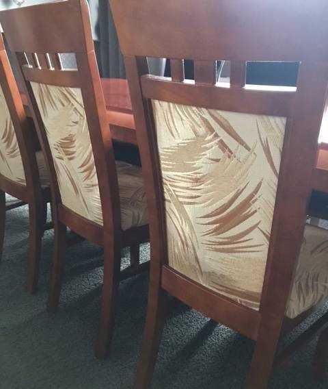 Sprzedam stół do salonu w komplecie z krzesłami i czarnymi pokrowcami