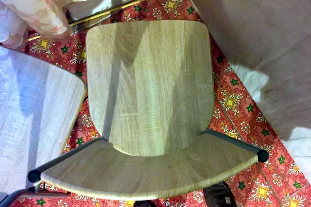 Dwa krzesła drewniano metalowe