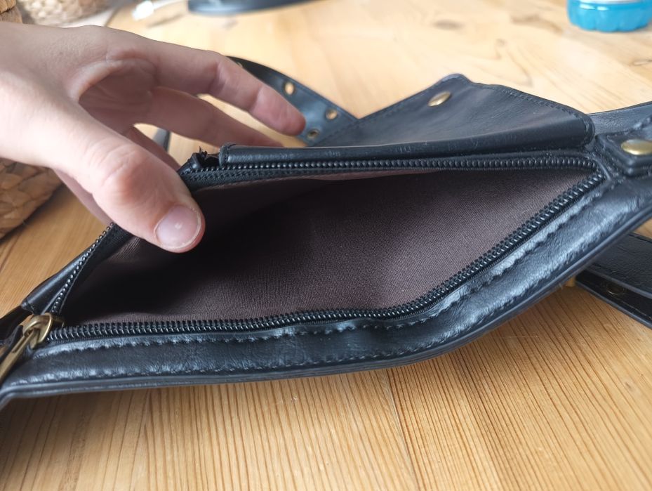 Saszetka na biodro, elegancka nerka czarna