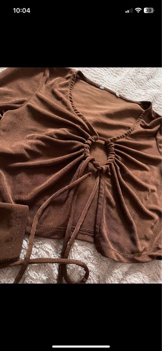 Brązowy top.