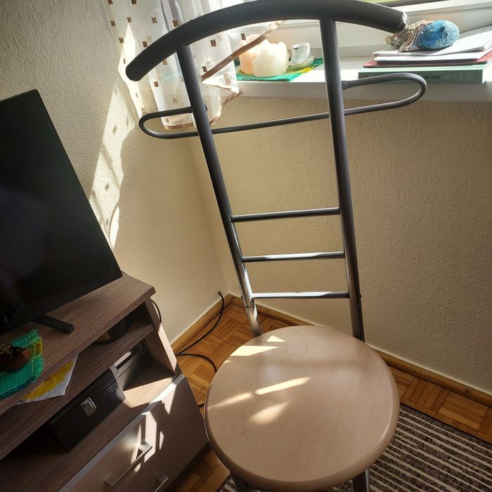 Krzesło wieszak na ubrania