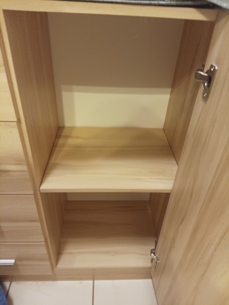 Sprzedam komodę jasną pojemną