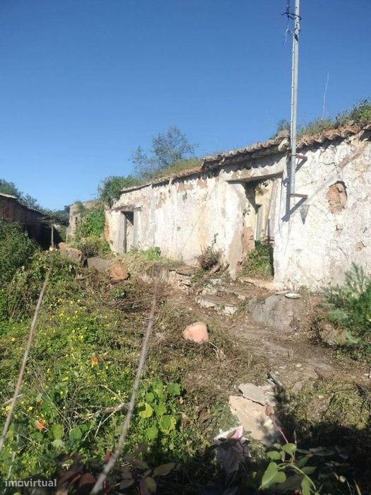 Terreno urbano com ruína, localizado no centro de São Brás de Alportel