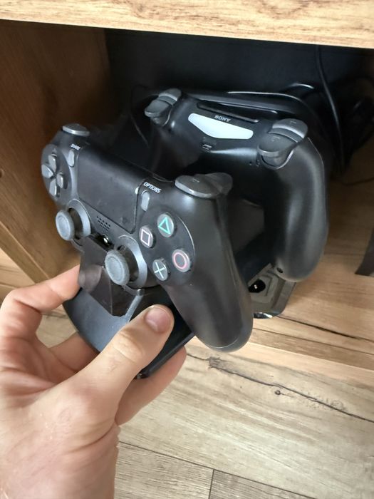 PlayStation 4 Pro 1TB + 2 геймпада + 5 игр + аксессуары