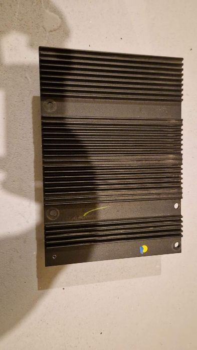 Wzmacniacz z żółtą naklejką Volvo S40 V50