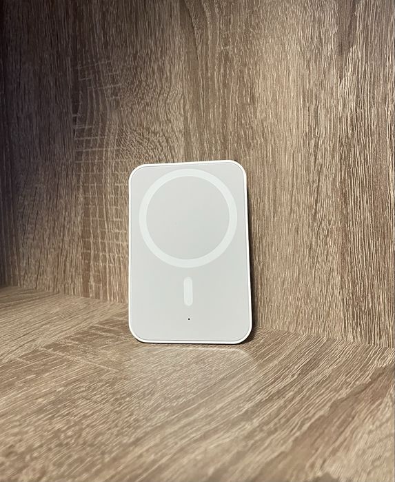 Безпроводна зарядка в машину