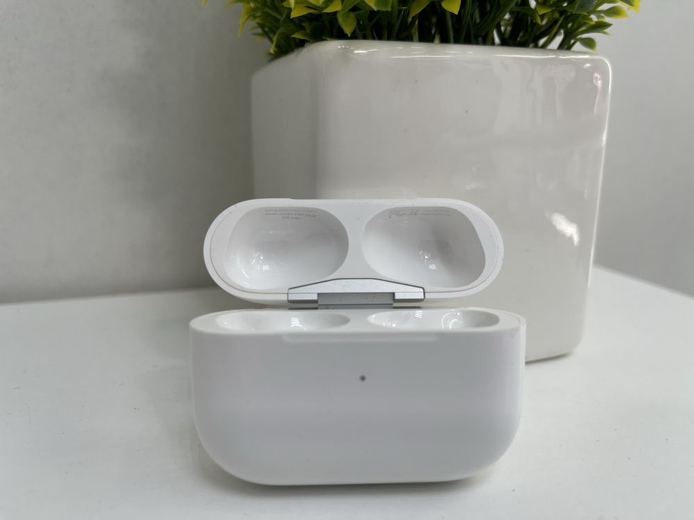 Оригінальний зарядний кейс для навушників Apple AirPods Pro 1 A2190