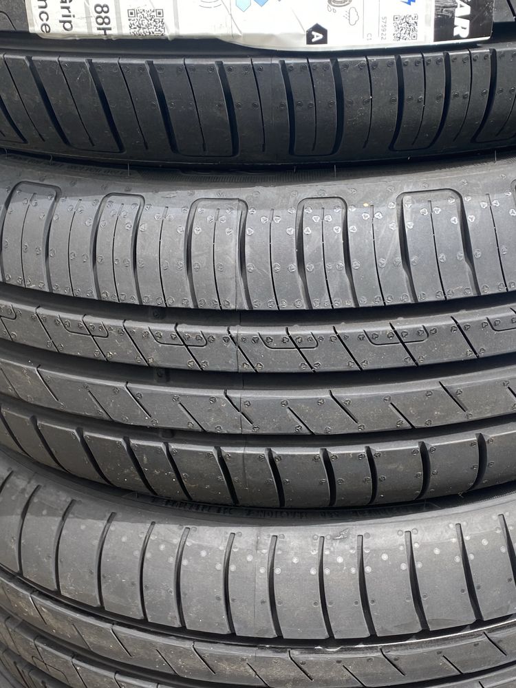 Резина летняя новая GOODYEAR  195/60 R15 88H