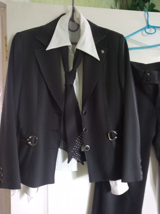 Брючний костюм з блузкою.