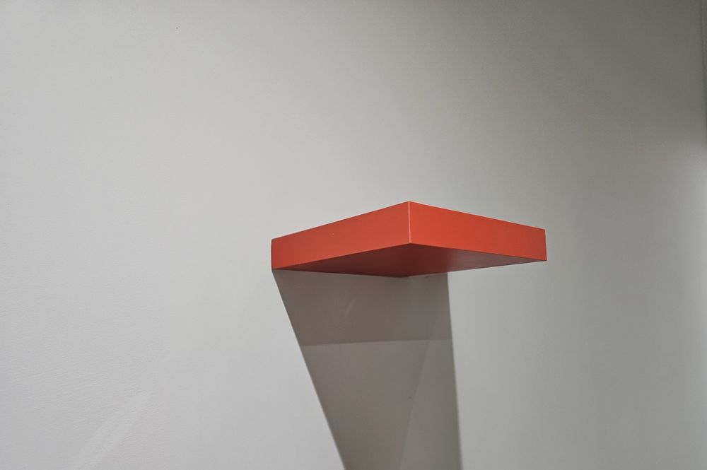 2x prateleiras vermelhas