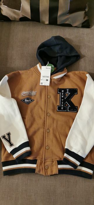 Jaqueta universitária com capuz