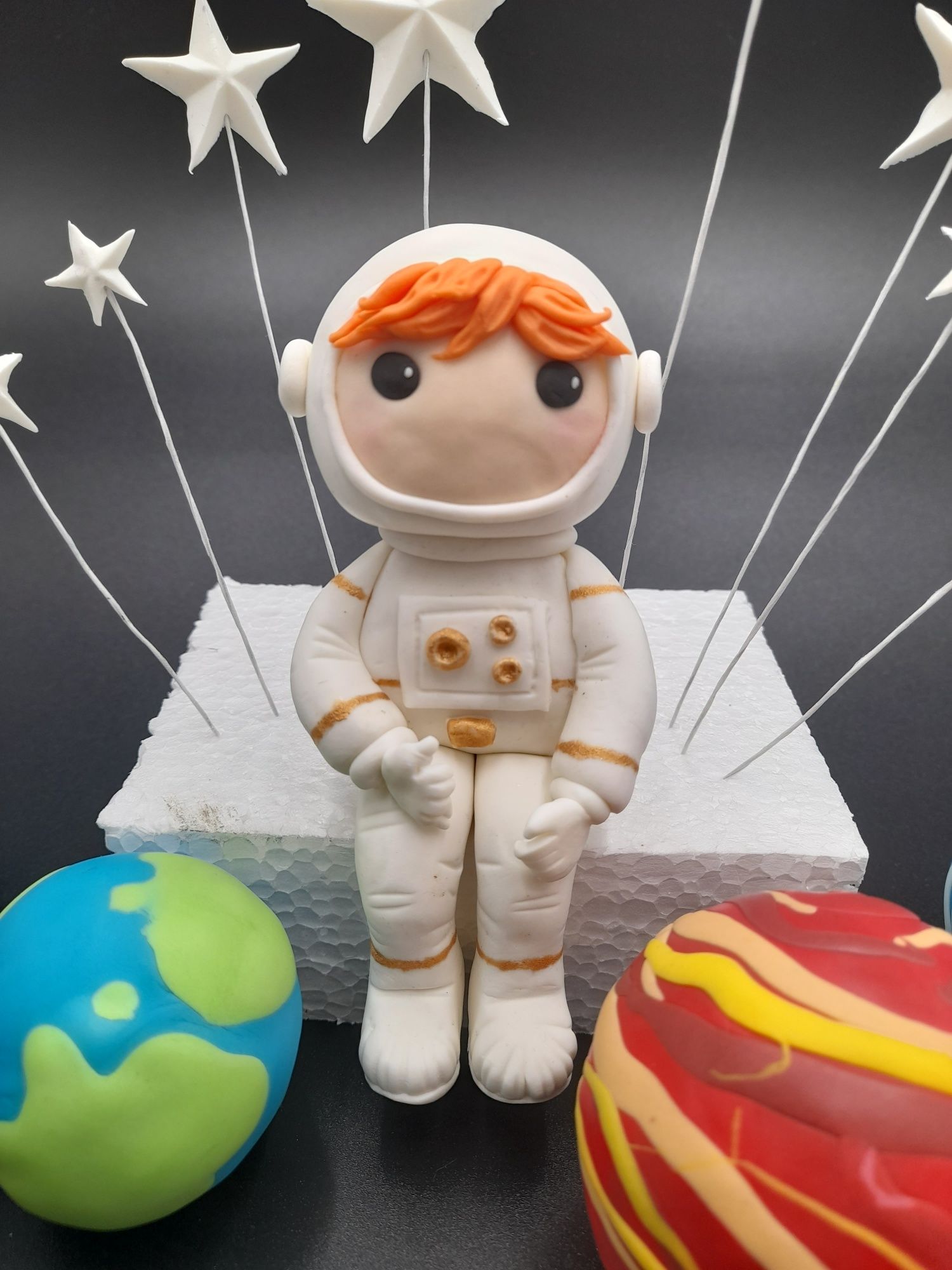 Kosmonauta z planetami i gwiazdkami nq tort figurka masa cukrowa serac