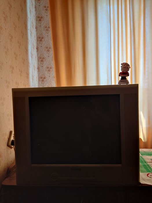 Телевізор кольоровий ламповий, антена спутнікова, тюнер для антени