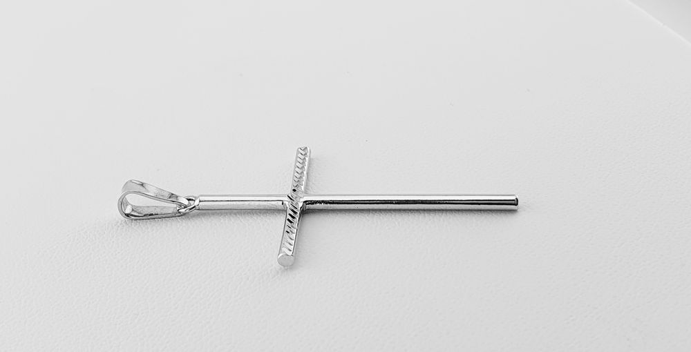 Wisiorek srebrny pr.925 krzyżyk diamentowany