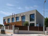 Moradia T3 com jardim, piscina e garagem em Bicesse