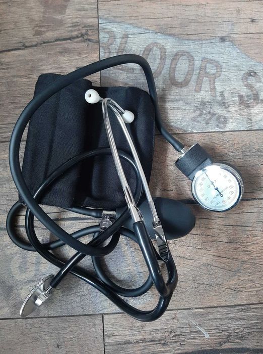 Ciśnieniomierz manualny  ze  stetoskopem i etui