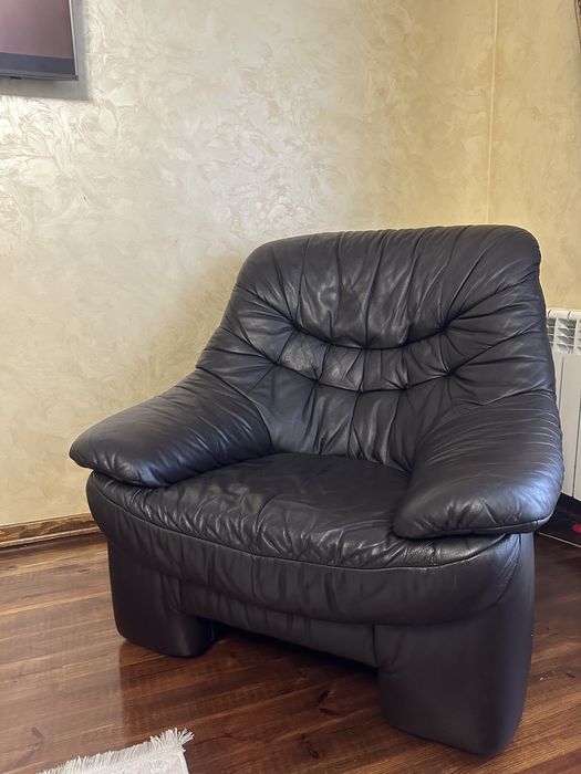 Мʼяке шкіряне стуло, крісло