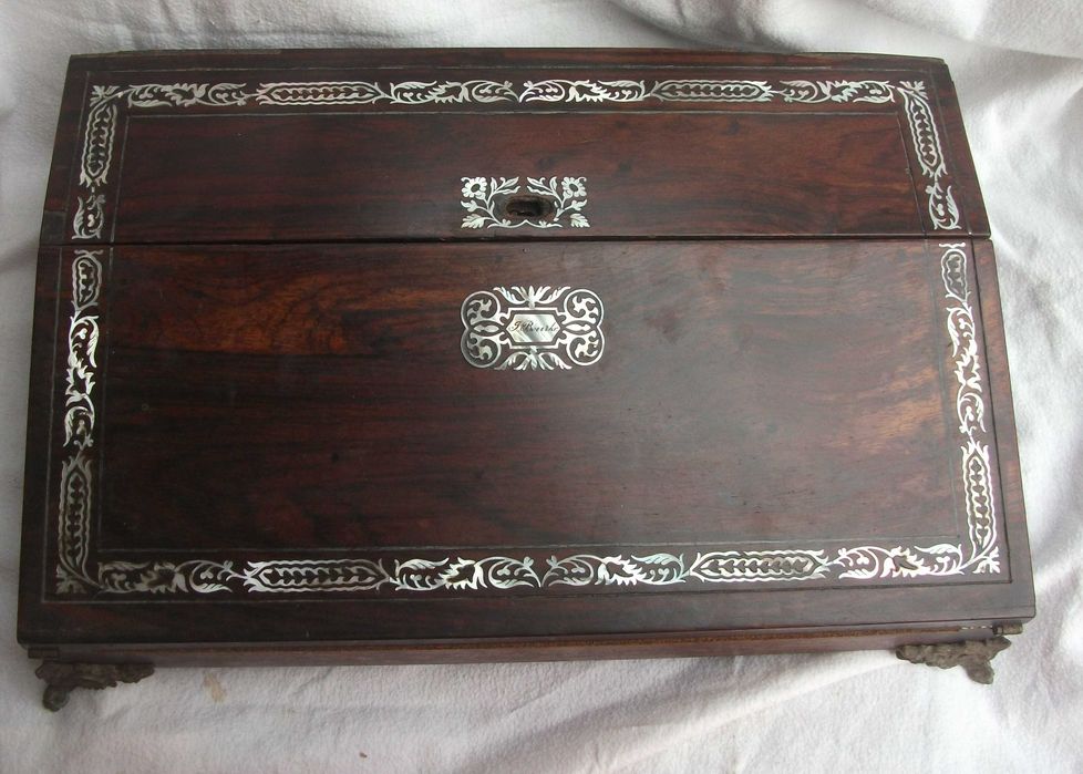 Escrivaninha portátil em pau rosa e madrepérola. Caixa de escrita.