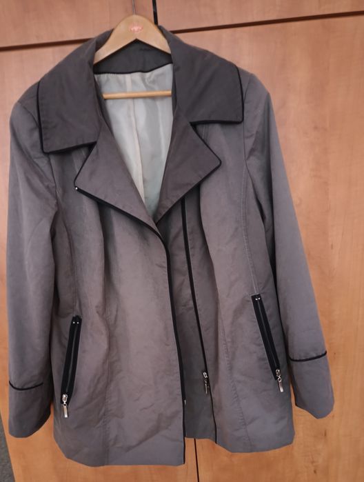 Lekka kurtka prochowiec.
