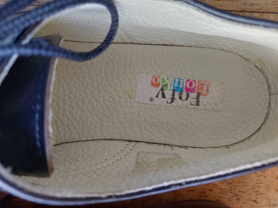 Sapatos de menina em couro