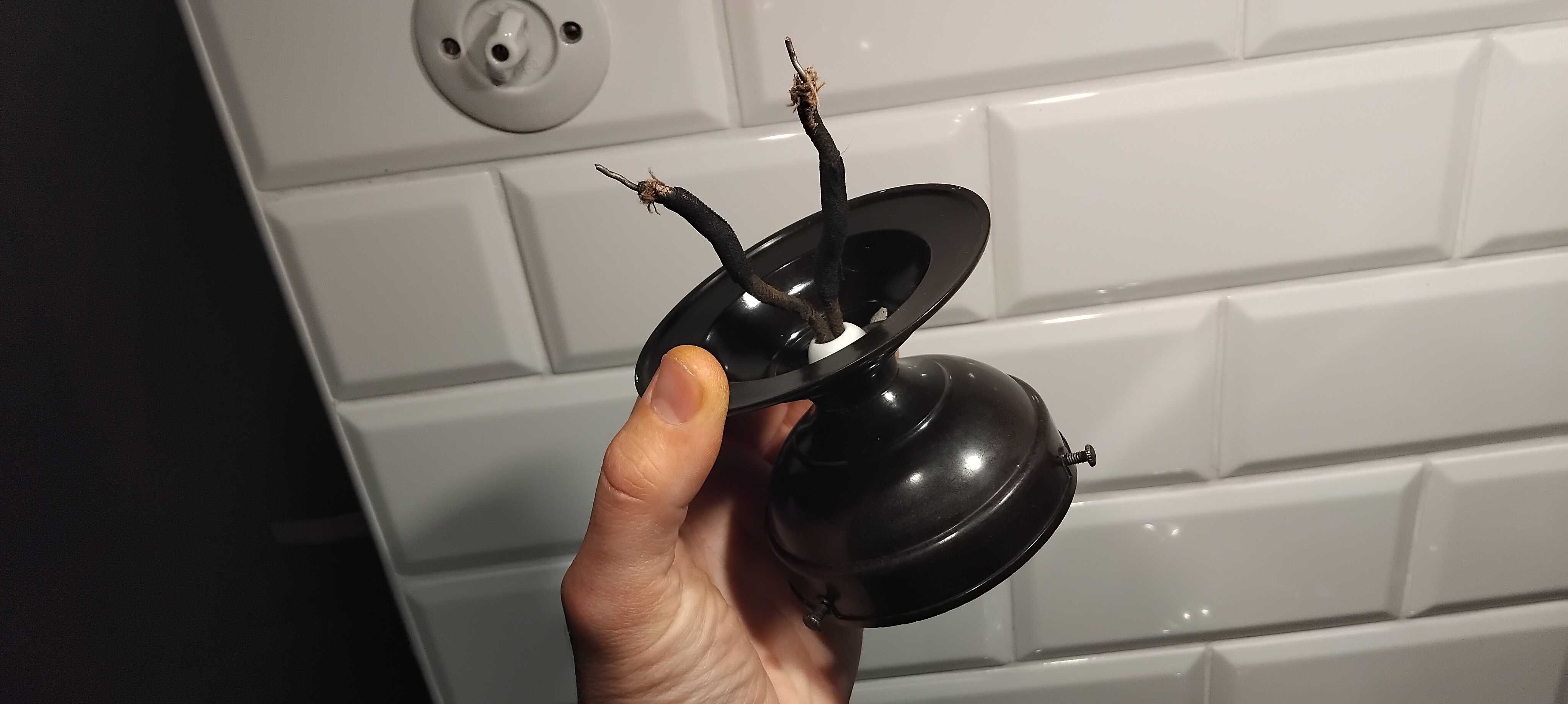 Lampa sufitowa Art Deco, kręcony klosz mleczny, lata 30, bakelit