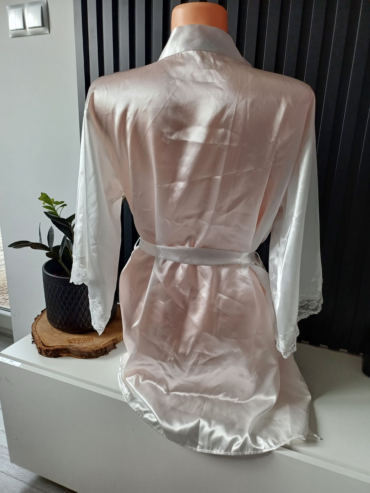 Szlafrok z koronkowym rękawem M/L