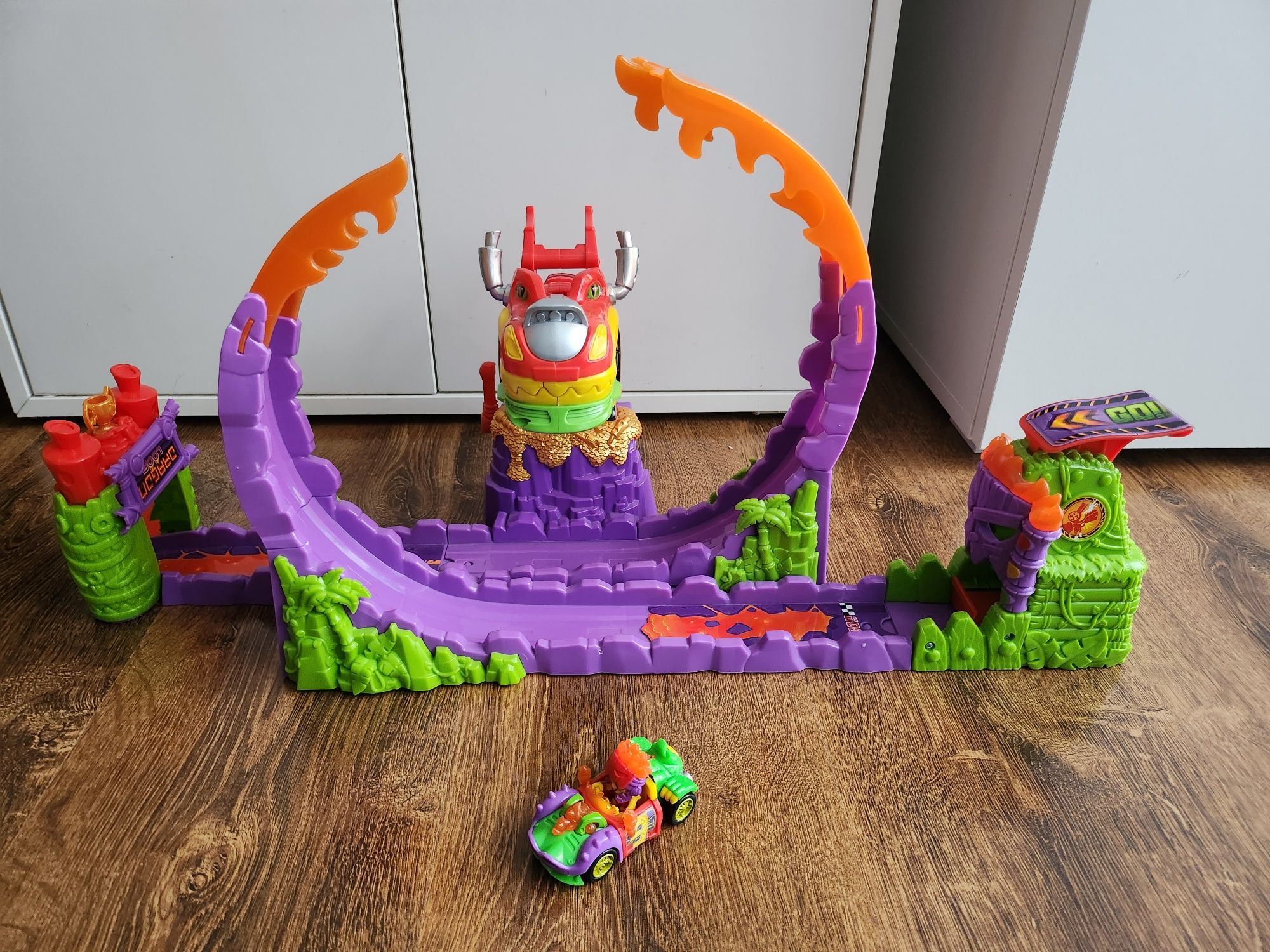 Zestaw T-Racers Dragon Loop z wyrzutnią pojazdem i figurką Magic Box