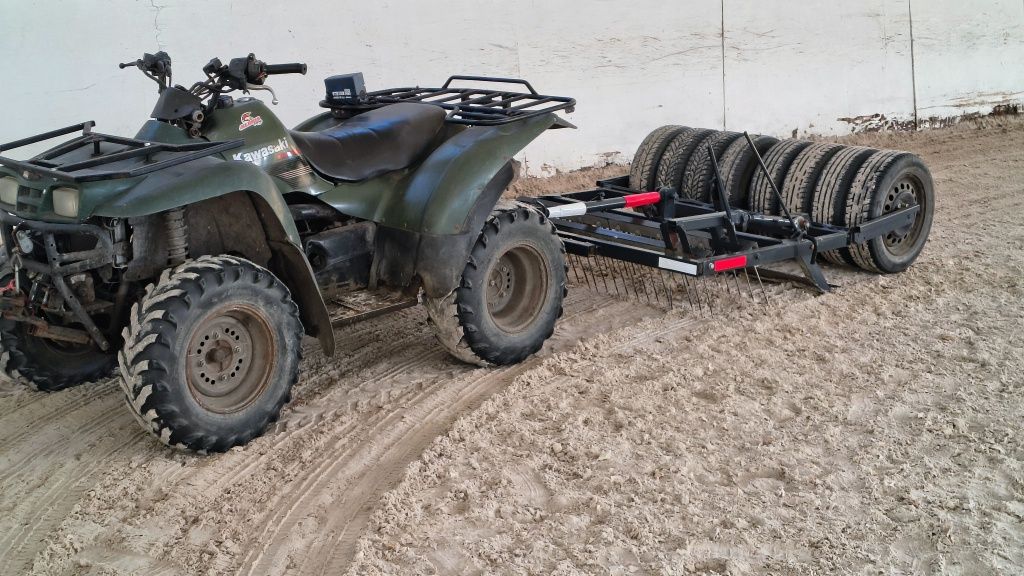 Równiarka do podłoży jeździeckich wraz z quadem Kawasaki KVF 360.