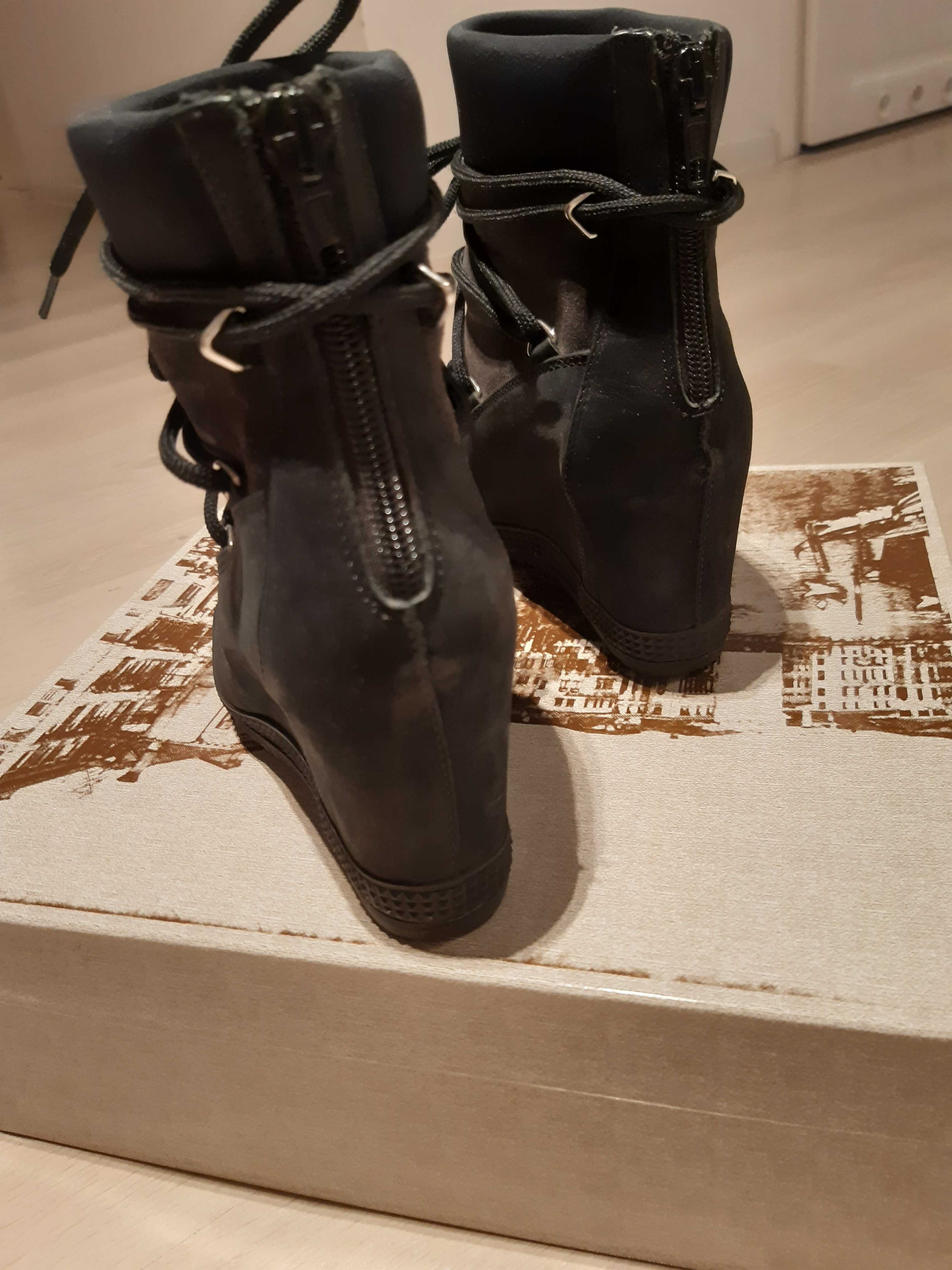 Sprzedam buty- botki na koturnie
