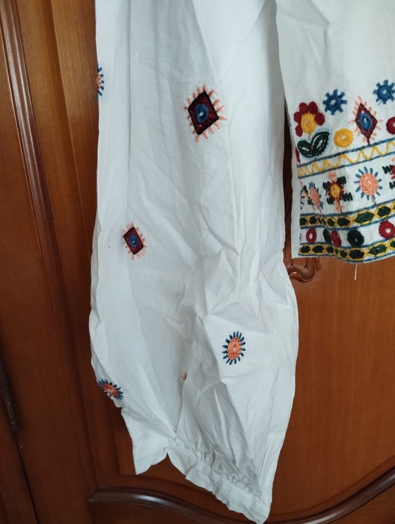 Camisola bordada.