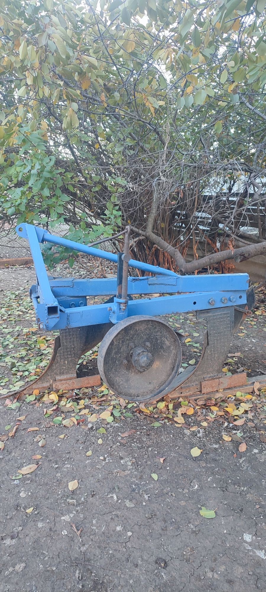 Продам трактор Т-40АМ, на ходу с документами + плуг.