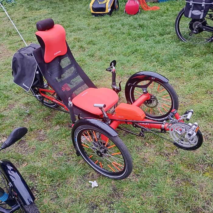 Rower poziomy trójkołowy