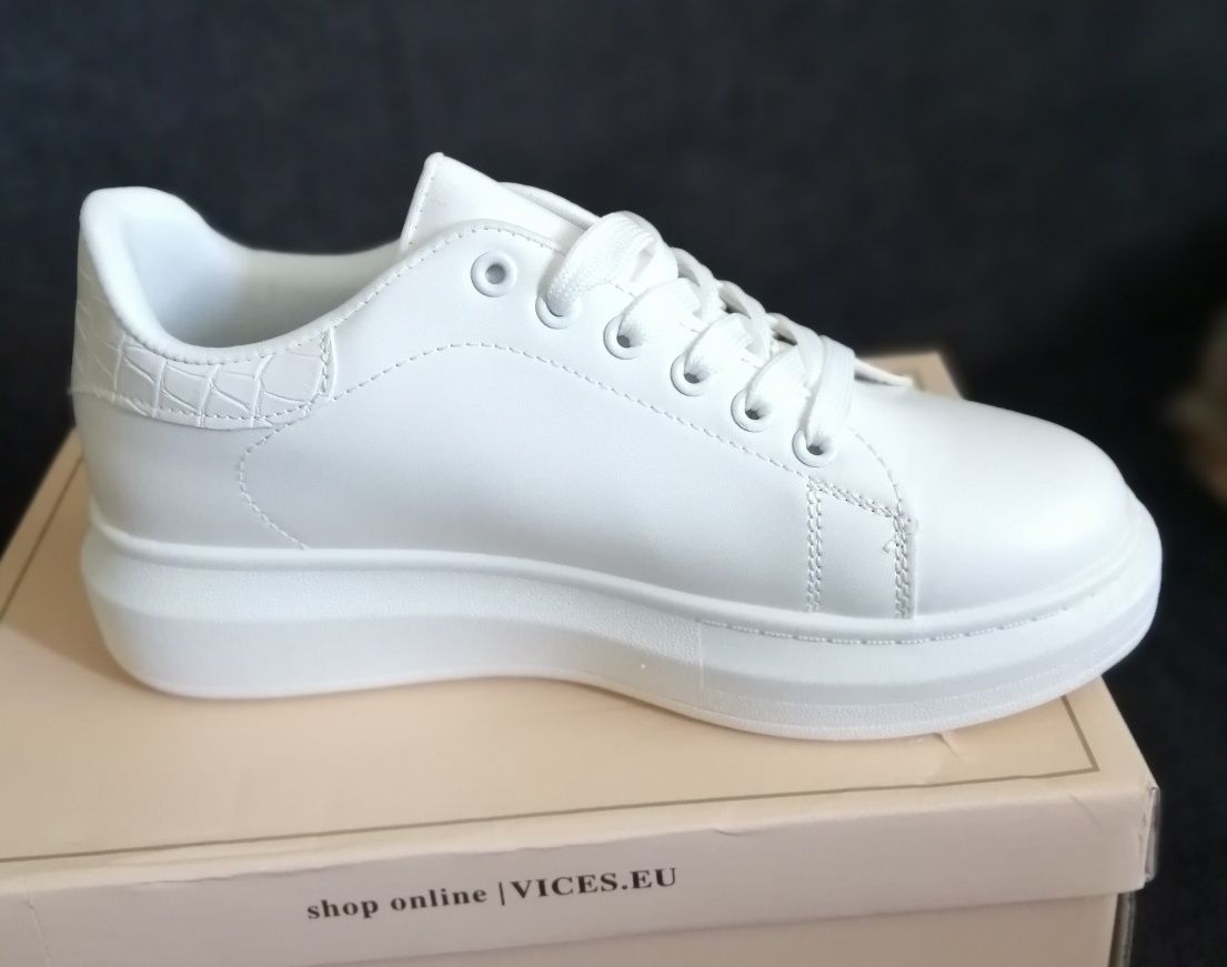 Białe  sneakersy