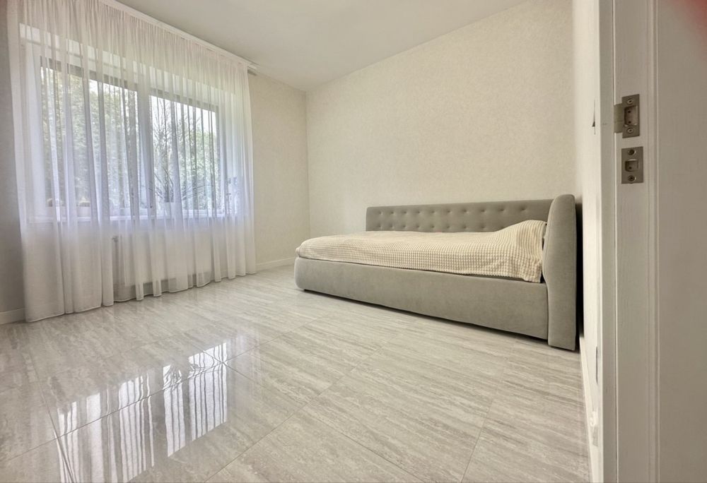 Новий Будинок з сонячними панелями, в кінці Роменскої