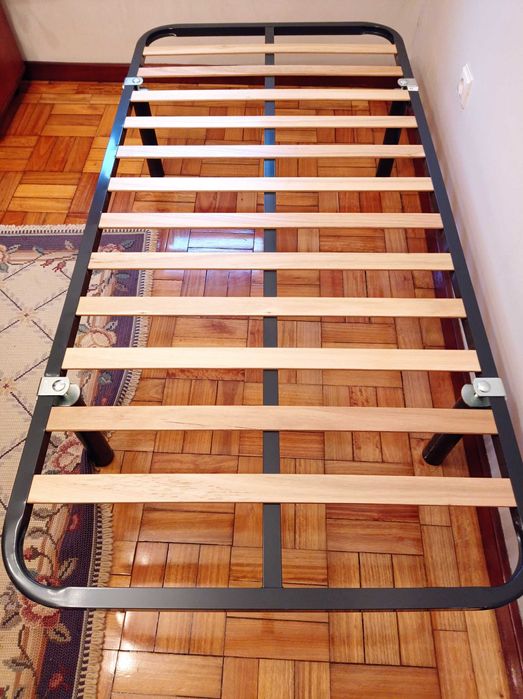 Estrado com pés e colchão individual NOVOS