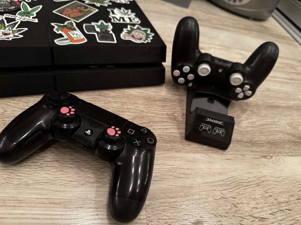 PS4 slim 500gb + два геймпада + зарядная станция для геймпадов + игра
