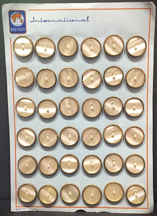 72 Botões antigos em plástico e metal de BOTOFI - International