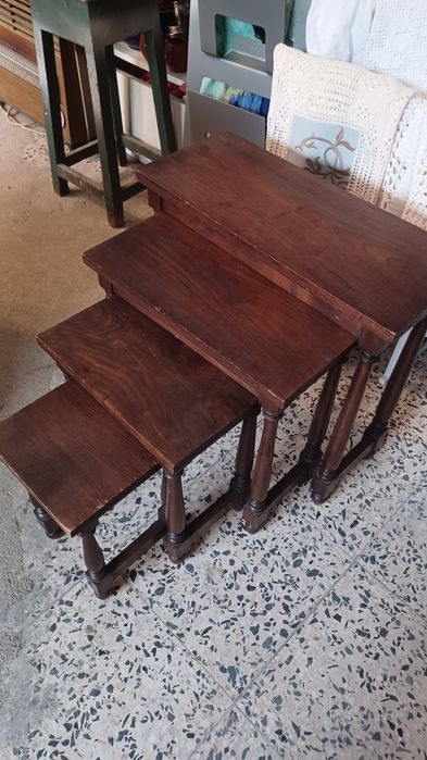 Conjunto de mesas de apoio