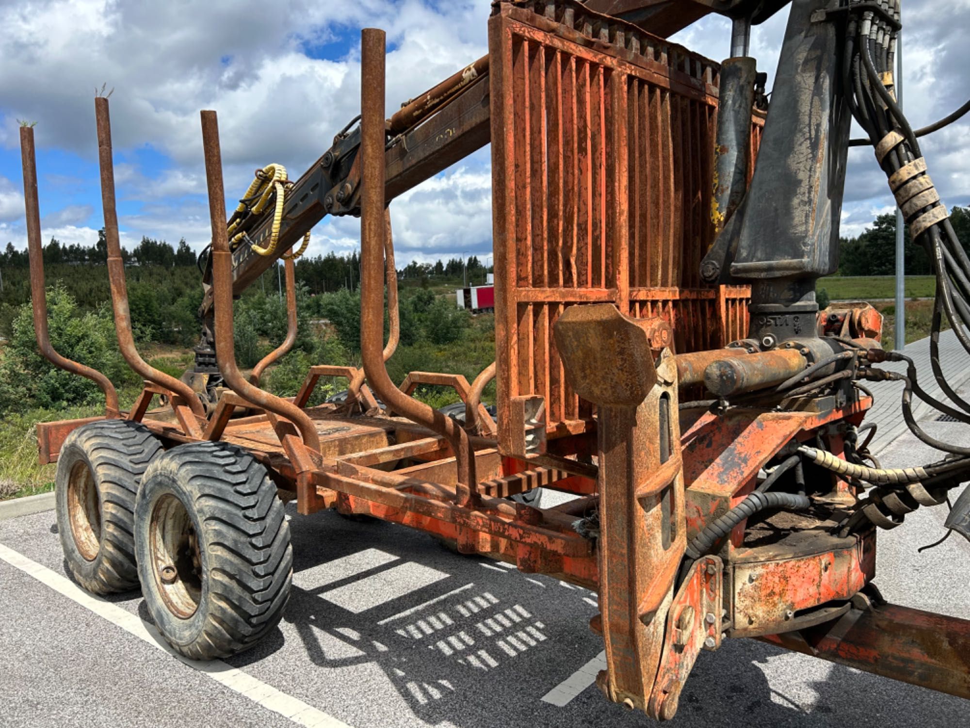 Trator Valtra com reboque florestal