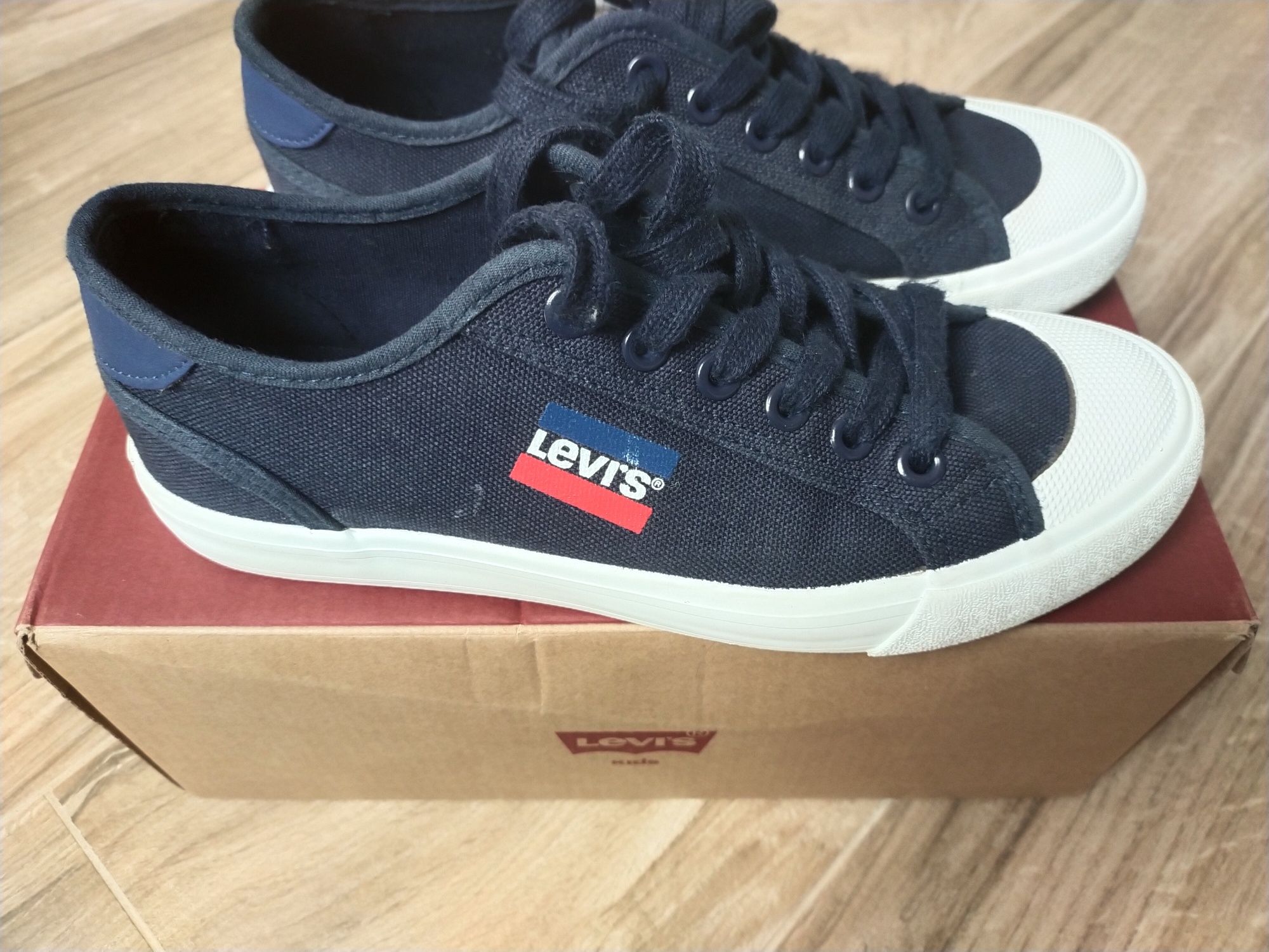 Trampki Levi's 37 stan idealny