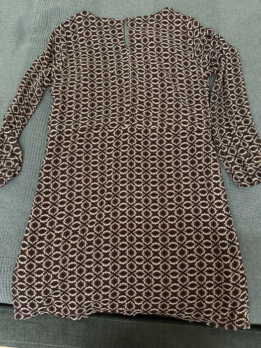 Vestido bordeaux curto, mangas transpatentes